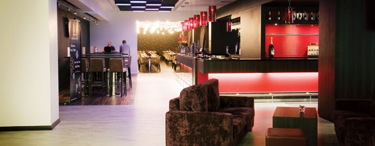 Reception Long Shot To Restaurant.93E8b13f